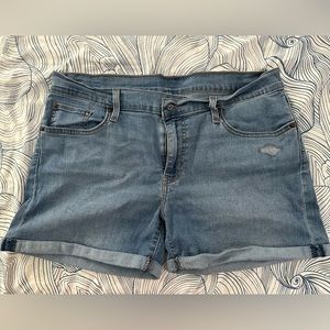 Levi’s Women’s Mid-length shorts, size 32
